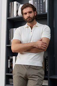 Поло молочного оттенка с фактурными вертикальными полосами (MEU-2506/DQSS02)