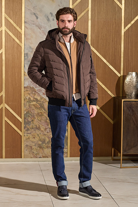 Стеганая короткая куртка-пуховик с капюшоном  для мужчин бренда Meucci (Италия), арт. 7454 - фото. Цвет: Коричневый. Купить в интернет-магазине https://shop.meucci.ru
