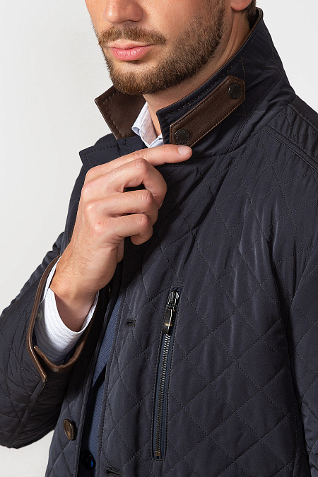 Утепленная стеганая куртка-пиджак на пуговицах с отделкой кожей для мужчин бренда Meucci (Италия), арт. 9964  - фото. Цвет: Темно-синий. Купить в интернет-магазине https://shop.meucci.ru
