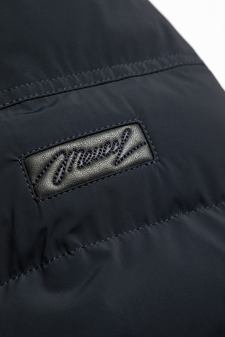 Удлиненный стеганый пуховик с капюшоном и меховой опушкой  для мужчин бренда Meucci (Италия), арт. 3333 - фото. Цвет: Темно-синий. Купить в интернет-магазине https://shop.meucci.ru
