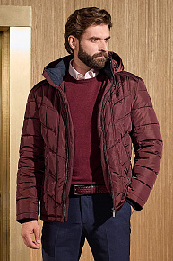 Стеганый короткий пуховик бордового цвета с капюшоном (2847)